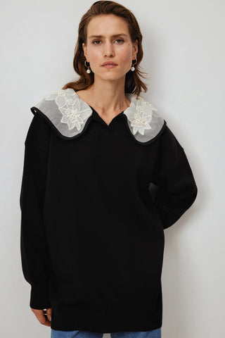 Sweater With Embroidered Detailed On The Collar