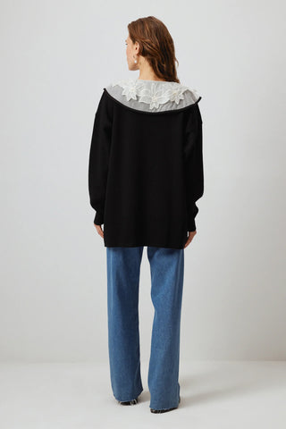 Sweater With Embroidered Detailed On The Collar