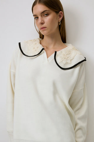 Sweater With Embroidered Detailed On The Collar