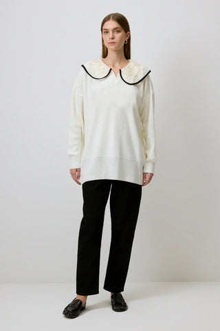 Sweater With Embroidered Detailed On The Collar