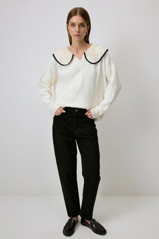 Sweater With Embroidered Detailed On The Collar