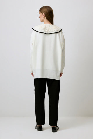 Sweater With Embroidered Detailed On The Collar