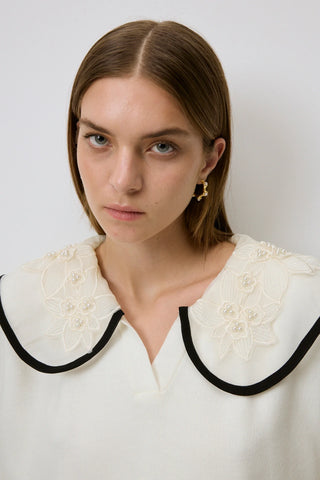 Sweater With Embroidered Detailed On The Collar